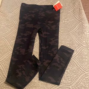 SPANX famous black camo leggings - M